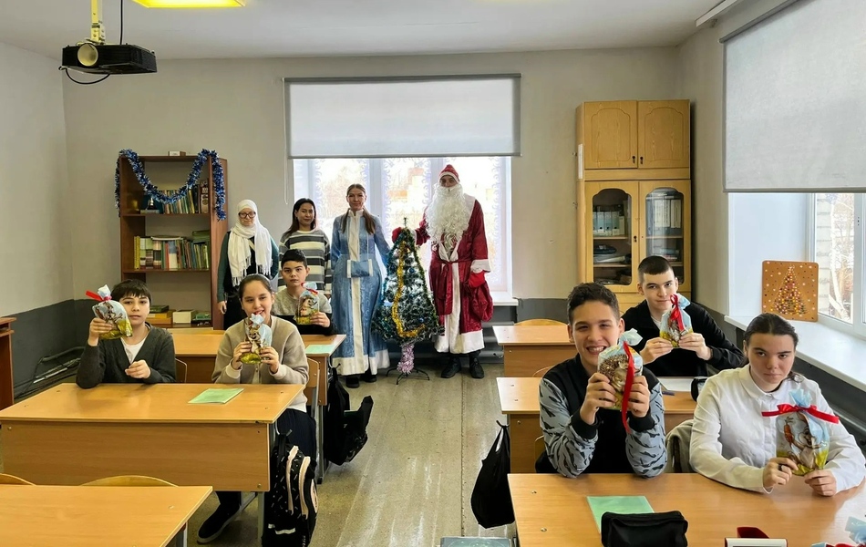 Студенты технологического факультета вернули детям веру в Деда Мороза!