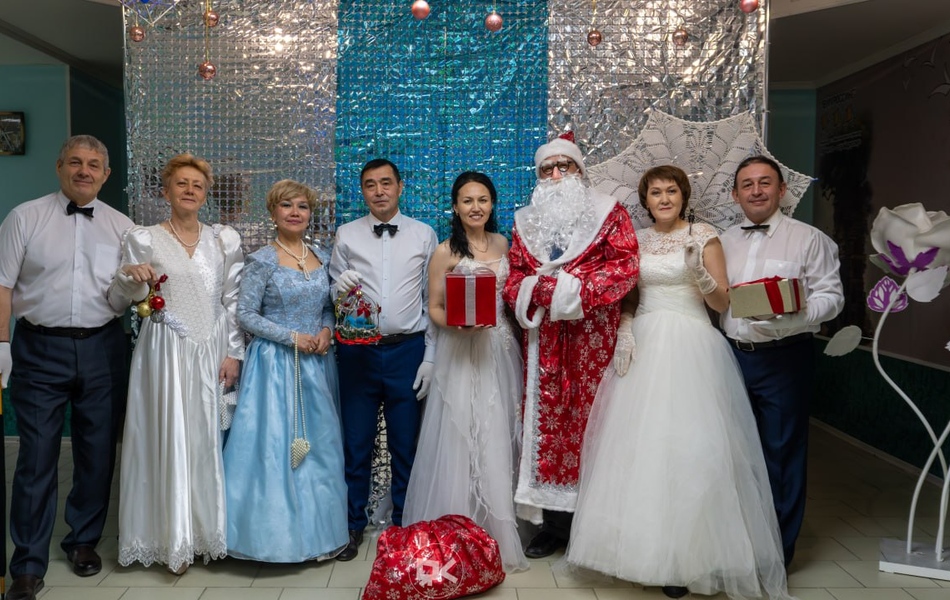 Фрак, платье, Новый год: как  преподаватели Сибайского института  удивили студентов!