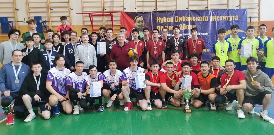 В Сибае прошел волейбольный турнир юношей памяти профессора Зиннура Ярмухаметова!