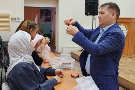 фото - Милли әҙәбиәт музейы хеҙмәткәрҙәре  биҙәүестәр эшләү буйынса оҫталыҡ дәрестәре үткәрҙе