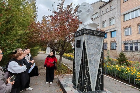 фото - Урок под открытым небом: студенты Сибайского института прошлись по Аллее знаменитых личностей!