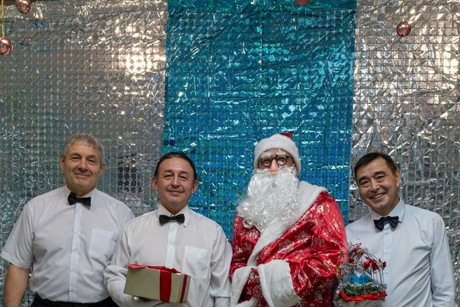 фото - Фрак, платье, Новый год: как  преподаватели Сибайского института  удивили студентов!