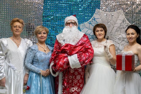 фото - Фрак, платье, Новый год: как  преподаватели Сибайского института  удивили студентов!