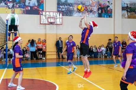 фото - Новогодний волейбол в Сибайском институте: спорт, смех и праздничное настроение!