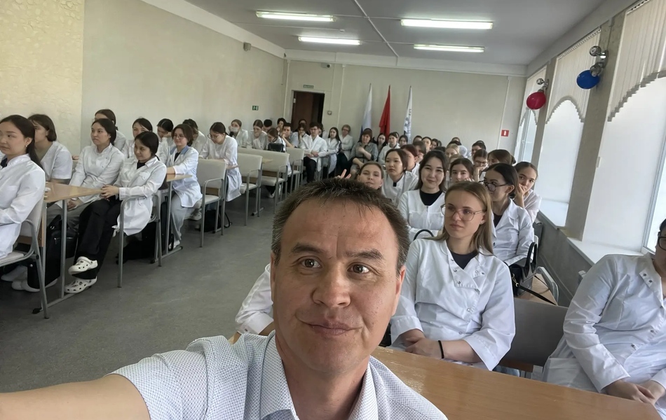 Декан естественно-математического факультета  Ильгиз Суюндуков посетил Гайский медицинский колледж