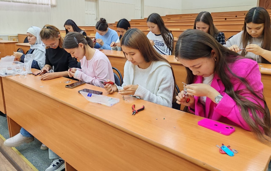 Милли әҙәбиәт музейы хеҙмәткәрҙәре  биҙәүестәр эшләү буйынса оҫталыҡ дәрестәре үткәрҙе