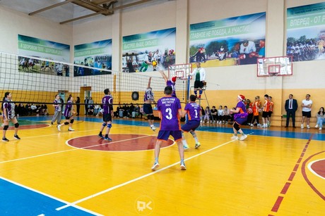 фото - Новогодний волейбол в Сибайском институте: спорт, смех и праздничное настроение!