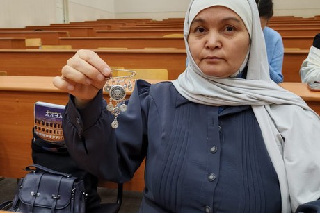 фото - Милли әҙәбиәт музейы хеҙмәткәрҙәре  биҙәүестәр эшләү буйынса оҫталыҡ дәрестәре үткәрҙе