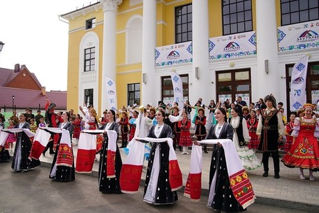 фото - Народный ансамбль народного танца «Ете ырыу» выступил на Инвестсабантуе 2025!