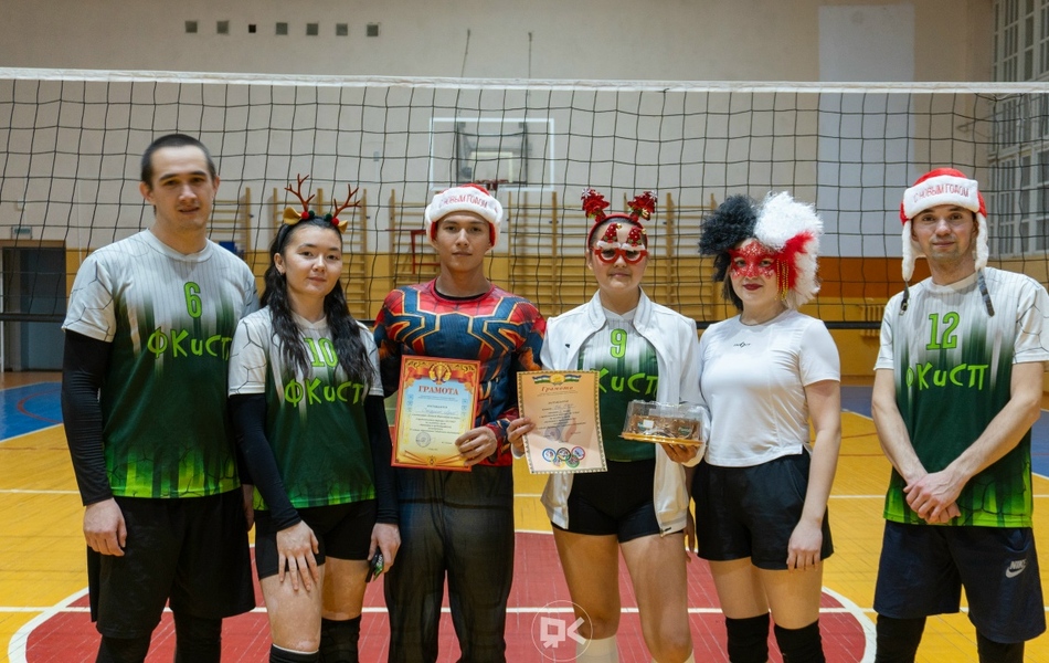 Новогодний волейбол в Сибайском институте: спорт, смех и праздничное настроение!