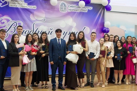 фото - Статус подтвержден: будущие юристы и экономисты  получили дипломы!